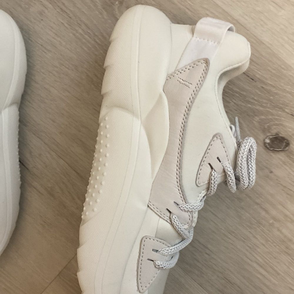 NEW- UGG- WHITE LA CLOUD LACE FASHION PLATFORM SNEAKERS, WOMEN Size 10 - Picture 4 of 9